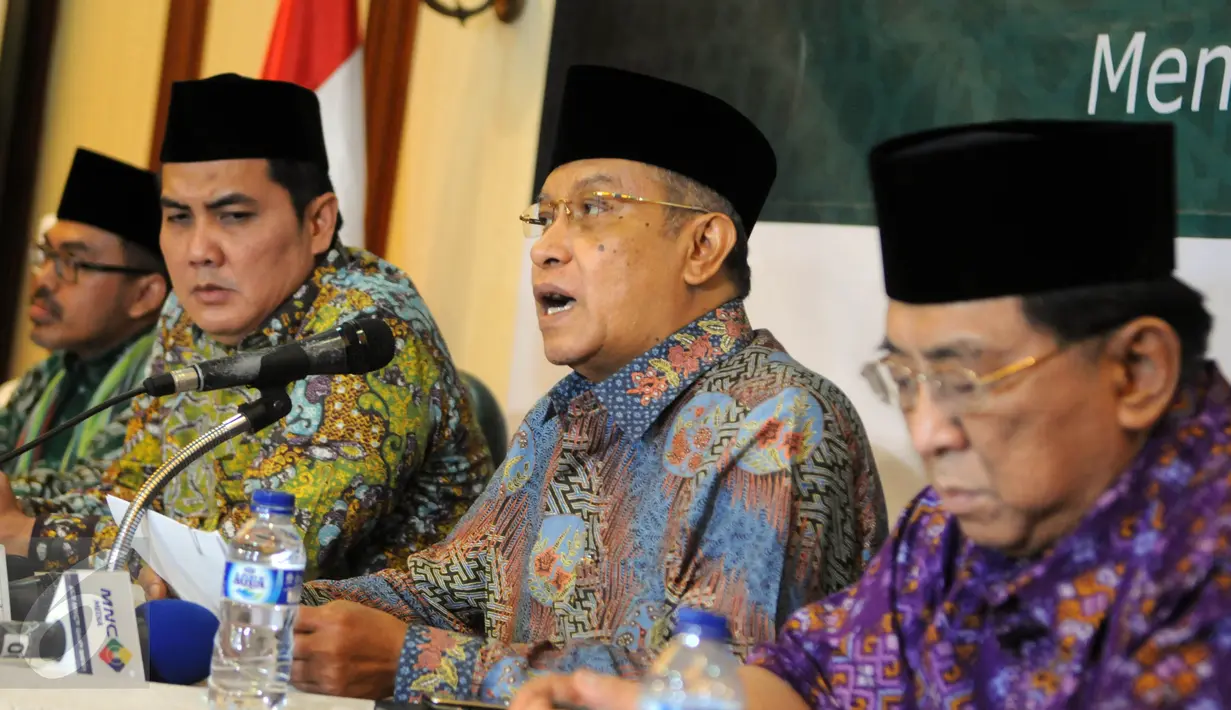Ketua Umum PBNU, KH. Said Aqil Siradj saat menggelar konferensi pers penetapan 1 Syawal 1437 H, Jakarta, Senin (5/7). Keputusan PBNU selaras dengan pemerintah yang menetapkan 1 Syawal 1437 H jatuh pada Rabu 6 Juli 2016. (Liputan6.com/Helmi Afandi)