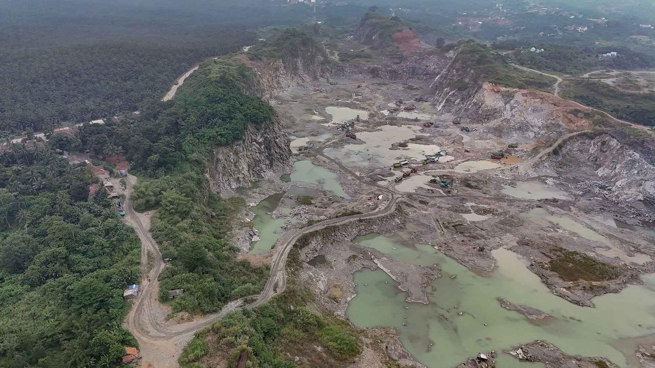 FOTO: Pemerintah Pertimbangkan Tarik Kewenangan Tambang Galian C ke Pusat