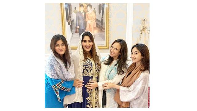 Pamer Perut Buncit, Ini 7 Potret Tania Nadira Hamil Anak Ketiga