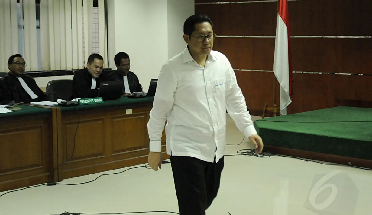 Terdakwa kasus dugaan korupsi proyek Hambalang, Anas Urbaningrum, berjalan meninggalkan Jaksa Penuntut usai membacakan nota pembelaan dalam sidang di Pengadilan Tipikor Jakarta, (18/9/2014). (Liputan6.com/Helmi Fithriansyah)