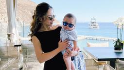 Nikita Willy dan Baby Issa kompak mengenakan kacamata hitam. (Foto: Instagram/ nikitawillyofficial94)