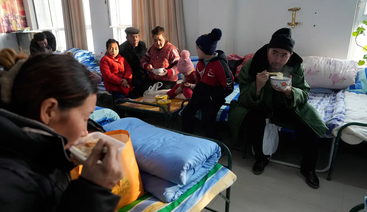 Badan Meteorologi China mengatakan pada Selasa, misi penyelamatan berlangsung dalam cuaca dingin dengan suhu diperkirakan mencapai minus 23 derajat Celcius di wilayah Wushi dalam tiga hari ke depan. (AP Photo/Ng Han Guan)