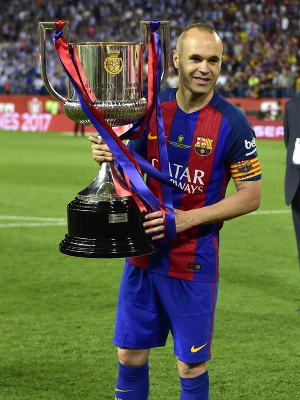 1. Andres Iniesta - Fans Real Madrid mengungkapkan rasa kagum terhadapnya. Pendukung Espanyol dibuat haru usai sang pemain memberikan penghormatan terakhir bagi bek Espanyol, Daniel Jarque yang meninggal usai terkena serangan jantung. (AFP/Ander Gillenea)