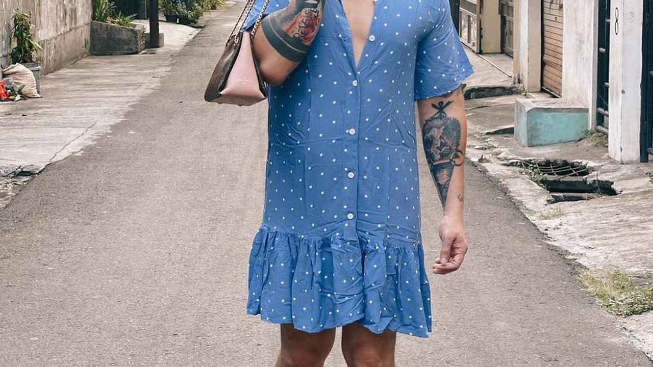 Beberapa hari sebelumnya, Miller tampil memakai dress, dandan ala perempuan, lengkap dengan heels.