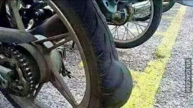 6 Bentuk Ban Kendaraan Bocor Ini Kocak, Bikin Pengendara Elus Dada