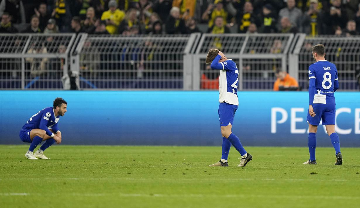 Para pemain Atletico Madrid tampak kecewa setelah ditaklukkan Borussia Dortmund  dalam duel leg kedua perempat final Liga Champions di Stadion Signal-Iduna Park, Rabu (17/4/2024).  (AP Photo/Martin Meissner)