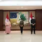 Menlu Retno bersama dengan 3 ABK dan 1 PMI yang berhasil dipulangkan oleh Kementerian Luar Negeri usai disandera. (Dok: Kemlu RI)