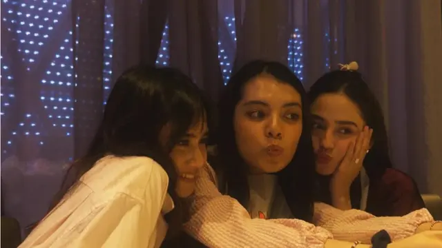 Syifa Hadju dan Tissa Biani liburan di Singapura bersama keluarga Ahmad Dhani. [@film_bnww/m.aubreyg]