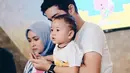 Aryani Fitriana, Donny Michael mengendong Alem Isco Zeroun Haub saat berdoa bersama. Seperti diketahui, pasangan ini menikah pada 2016 silam, dan Isco lahir pada 3 April 2017. (Instagram/aryanifitriana24)