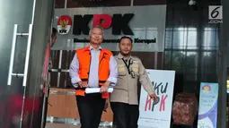 Dirjen Hubla Kemenhub Antonius Tonny Budiono keluar dari gedung KPK, usai menjalani pemeriksaan di Jakarta, Selasa (29/8). Tonny diperiksa sebagai saksi untuk tersangka Adiputra Kurniawan, Komisaris PT Adhiguna Keruktama. (Liputan6.com/Helmi Afandi)