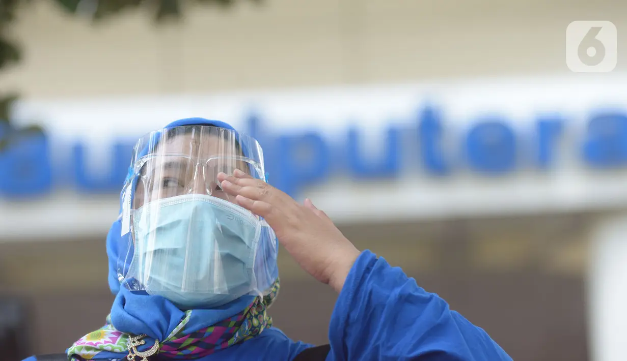 Nasabah Bumiputera melakukan aksi unjuk rasa Asuransi Jiwa Bersama (AJB) Bumiputera di depan kantor Wisma Bumiputera, Jakarta, Rabu (21/10/2020). Para korban gagal bayar AJB Bumiputera  menuntut kejelasan untuk polis dibayar. (merdeka.com/Imam Buhori)