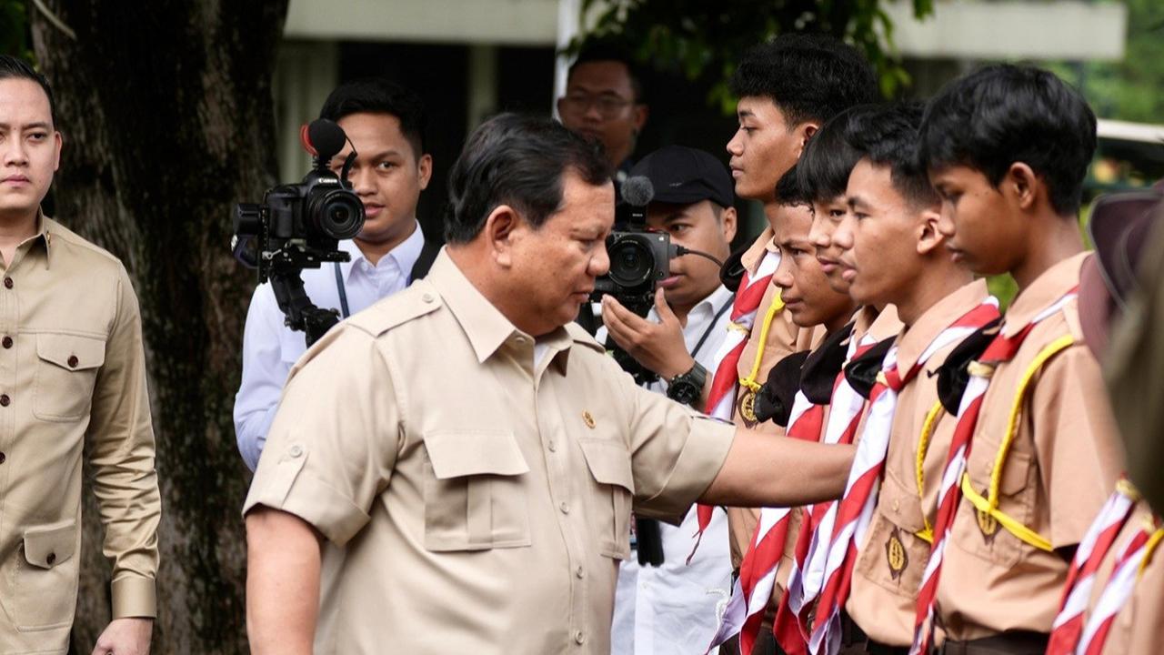 Presiden Prabowo Subianto didampingi Menteri Sosial Gus Ipul dan Wamenso Agus Jabo Priyono meninjau Sekolah Rakyat Menengah Atas (SRMA) 10 Jakarta Selatan