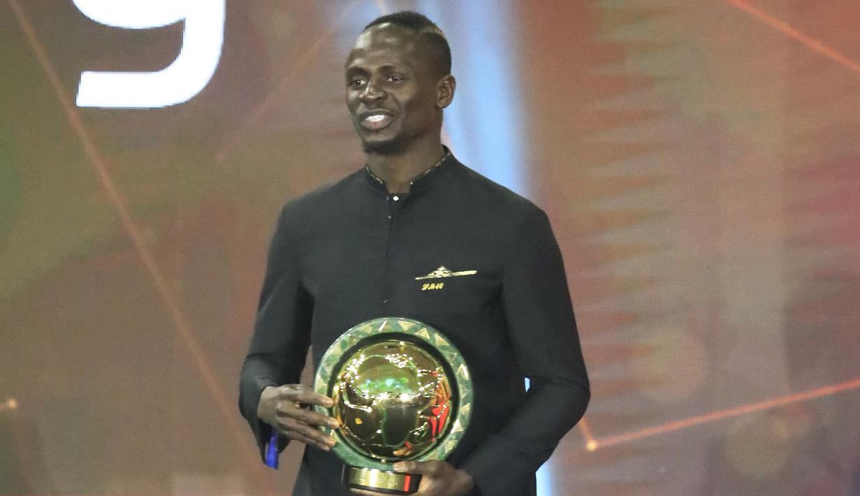 Kini, setelah meraih kesuksesan bersama klub terakhirnya Liverpool, Sadio Mane membuktikan bahwa kekhawatiran orang tuanya tidak terbukti. Dengan nama besarnya, Sadio Mane tetap menjadi pribadi yang taat terhadap ajaran Islam yang digariskan Allah SWT. (AFP/Khaled Desouki)