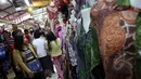 Seorang calon pembeli melihat salah satu dagangan batik yang dijajakan di Pasar Beringharjo, Yogyakarta, Minggu (19/4/2015). Pasar di kawasan Malioboro itu merupakan salah satu pusat penjualan batik yang murah meriah. (Liputan6.com/Helmi Afandi)