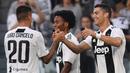 Para pemain Juventus merayakan gol yang dicetak Cristiano Ronaldo ke gawang Genoa pada laga Serie A Italia di Stadion Allianz, Turin, Sabtu (20/10). Kedua klub bermain imbang 1-1. (AFP/Marco Bertorello)