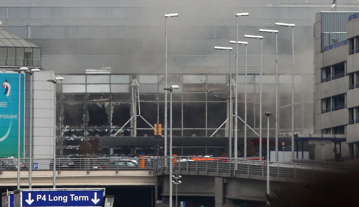 Dua ledakan kembar di bandara internasional di Brussel dan ledakan lain di sebuah stasiun kereta bawah tanah Maelbeek, Belgia pada 22 Maret 2016 menyebabkan 32 orang tewas dan 250 lainnya terluka. (AP Photo/Michel Spingler)