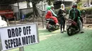 Ojek online menurunkan penumpang di tempat drop off yang disediakan di Balai Kota DKI Jakarta, Selasa (31/7). Pemprov DKI menginstruksikan adanya tempat pemberhentian khusus bagi ojek online di kantor-kantor Pemprov DKI. (Liputan.com/Faizal Fanani)