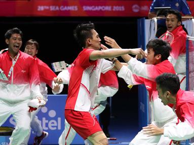 Pebulutangkis putra Indonesia menyambut Ihsan Maulana Mustofa setelah memastikan kemenangan atas Thailand 3-2 dalam final beregu putra bulutangkis SEA Games 2015 di Singapore Indoor Stadium, Singapura. Jumat (12/5). (Bola.com/Arief Bagus)