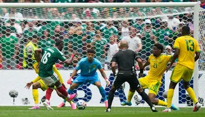 Julian Quinones berhasil mencatatkan namanya sebagai pencetak gol pertama di Piala Dunia 2026 setelah sukses membobol gawang Afrika Selatan pada menit kesembilan. (AP Photo/Natacha Pisarenko)