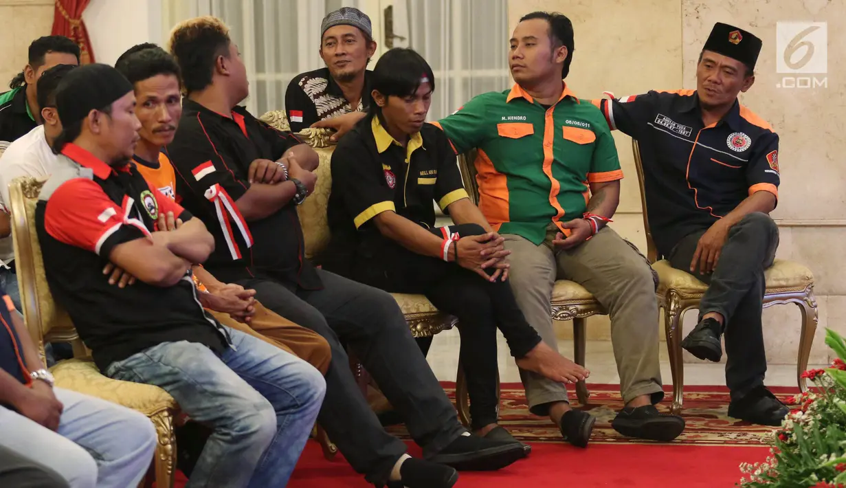 Sejumlah perwakilan sopir truk se-Indonesia saat diterima oleh Presiden Jokowi di Istana Negara, Jakarta, Selasa (8/5). Pertemuan diisi dengan dialog santai sekaligus mendengar masukan dari para sopir. (Liputan6.com/Angga Yuniar)
