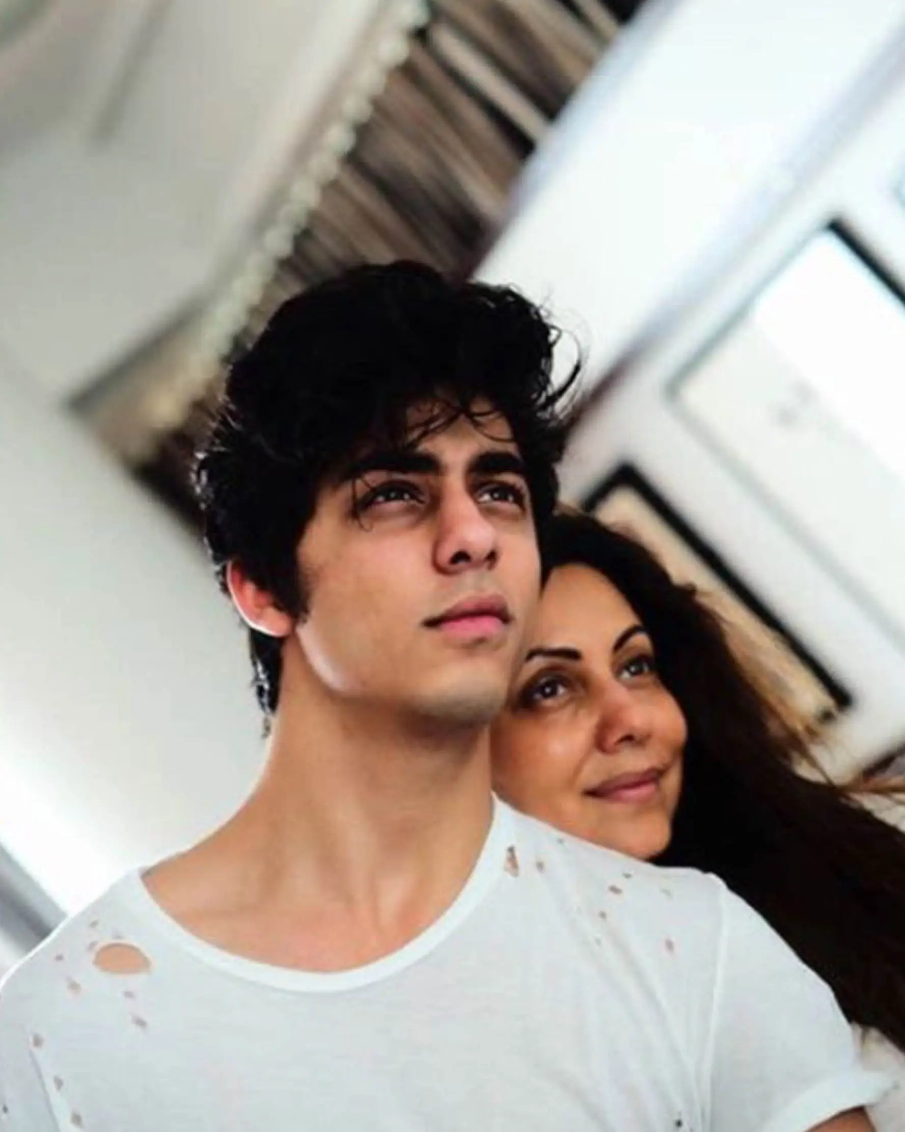 Aryan Khan bersama sang ibu, Gauri Khan. (Instagram)