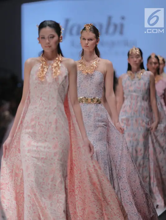 Para model berjalan di atas catwalk mengenakan busana rancangan Barli Asmara di ajang Jakarta Fashion Week 2018 di Senayan City, Jakarta, Senin (23/10). Barli Asmara merancang 48 busana dengan tema Jambi Kain Negeriku. (Liputan6.com/Faizal Fanani)