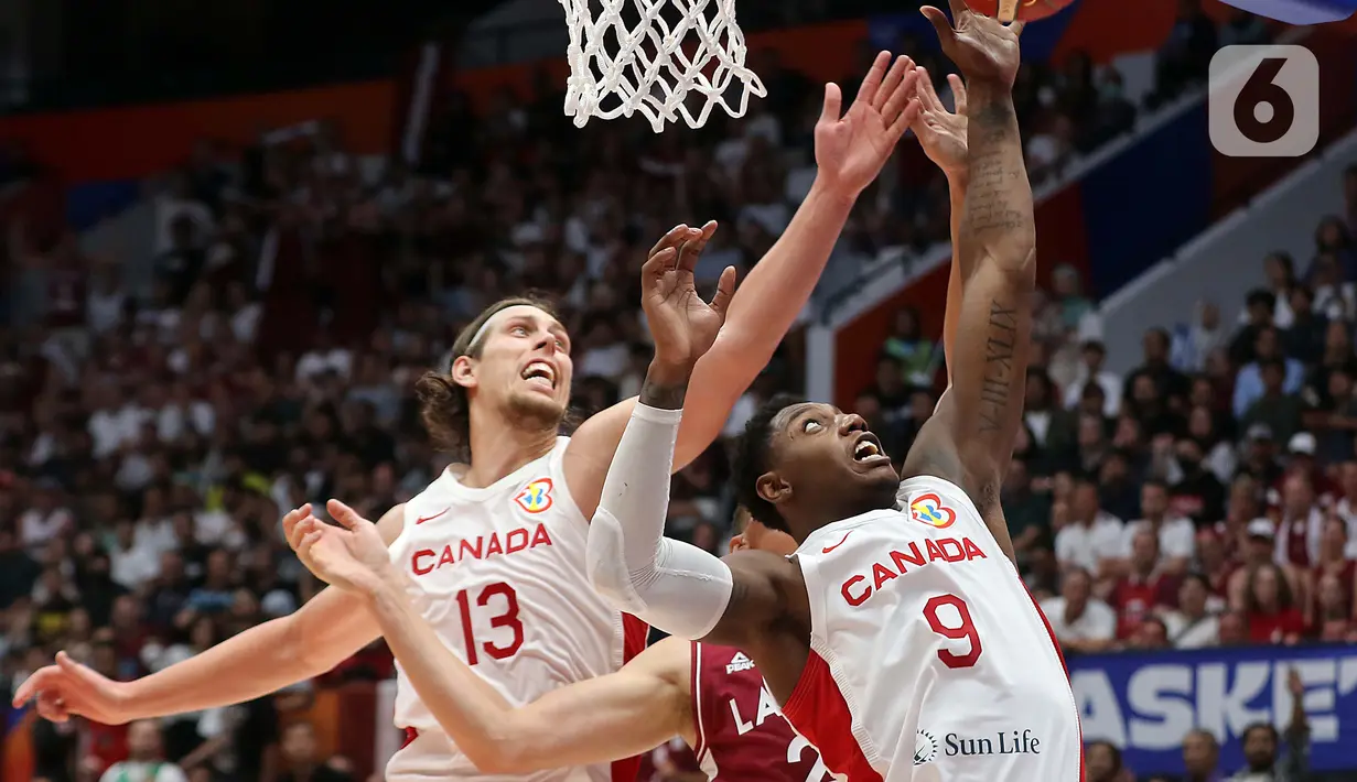 Pemain timnas basket Kanada, Kelly Olynyk (kiri) dan RJ-Barrett saat melawan Latvia pada laga terakhir penyisihan Grup H FIBA World Cup 2023 di Indonesia Arena, Gelora Bung Karno, Jakarta, Selasa (29/8/2023). (Liputan6.com/Helmi Fithriansyah)