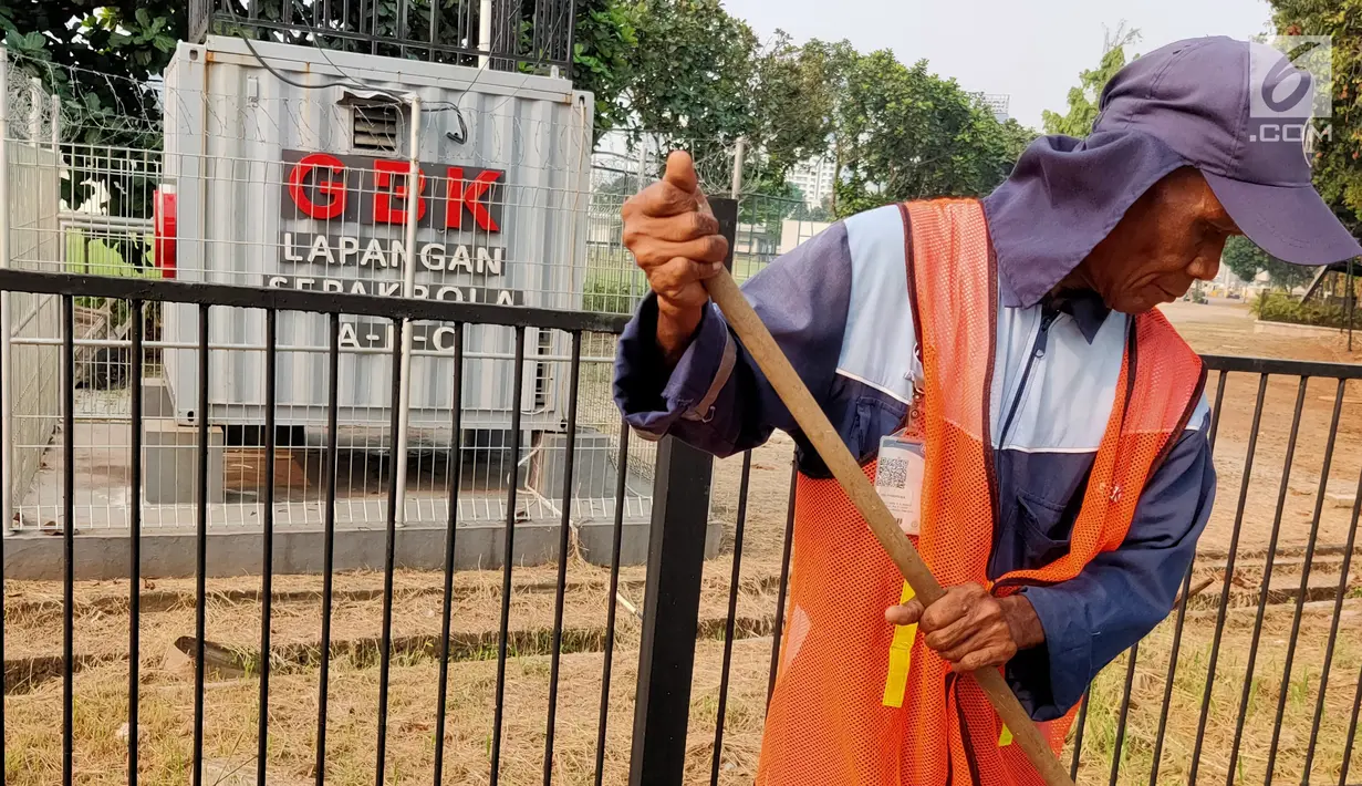 Petugas kebersihan menyapu dekat alat pengukur kualitas udara di kawasan Senayan, Jakarta, Selasa (9/7/2019). Dinas Lingkungan Hidup dan Kebersihan DKI Jakarta mengajukan anggaran untuk membeli alat ukur kualitas udara ke dalam APBD DKI 2020. (Liputan6.com/Immanuel Antonius)
