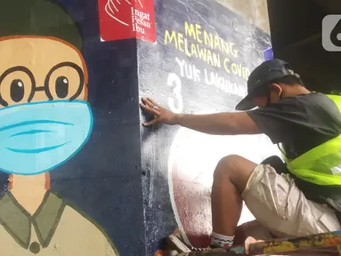 Mahasiswa melukis mural bertemakan sosialisasi pencegahan Covid-19 di kolong jalan tol dalam kota, Kebun Nanas, Jakarta, Jumat (4/12/2020). Kegiatan sekitar 90 tiang kolong tol sepanjang jalan MT Haryono ini difasilitasi Satgas Covid-19. (merdeka.com/Arie Basuki)