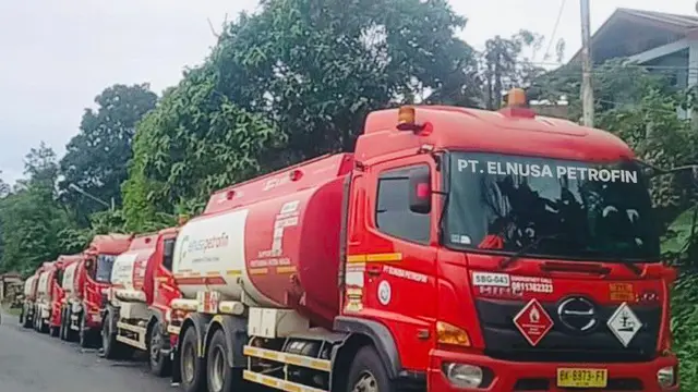 Para Awak Mobil Tangki (AMT) Elnusa Petrofin memastikan BBM tetap tiba di SPBU dan fasilitas layanan publik di tengah bencana banjir dan tanag longsor. (Dok ELSA)