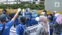 Nasabah Bumiputera melakukan aksi unjuk rasa Asuransi Jiwa Bersama (AJB) Bumiputera di depan kantor Wisma Bumiputera, Jakarta, Rabu (21/10/2020). Para korban gagal bayar AJB Bumiputera  menuntut kejelasan untuk polis dibayar. (merdeka.com/Imam Buhori)