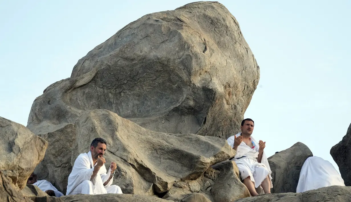 Jemaah haji berdoa di Jabal Rahmah, Padang Arafah, dekat Kota Suci Mekkah, Arab Saudi, 8 Juli 2022. Sebelum pelaksanaan wukuf, jemaah haji sudah mulai memadati Padang Arafah sejak dini hari tadi. (AP Photo/Amr Nabil)