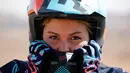 Juara Motocross Iran, Behnaz Shafiei jelang latihan di Parand, Teheran (27/2). Crosser cantik 28 tahun itu merupakan pembalap perempuan pertama di Iran. (AFP PHOTO/Atta Kenare)