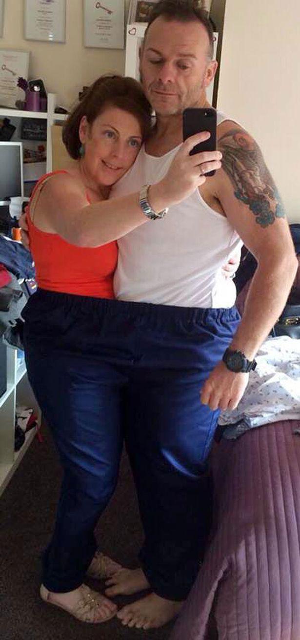 Leanne dan Bryan berada dalam satu celana. Celana ini adalah milik Bryan saat ia masih gemuk | Photo: Copyright mirror.co.uk