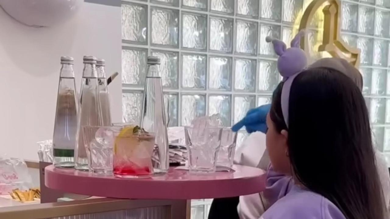 Menariknya, Arsy tidak hanya duduk santai menikmati hidangan cafe, melainkan ikut membantu penjualan dengan menjadi pramusaji.<br>