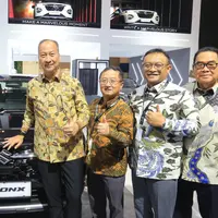 Kunjungi GIIAS 2025, Menperin Agus Gumiwang Mejeng Bareng Suzuki Fronx