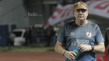 Pelatih PSM Makassar, Robert Rene Alberts, saat pertandingan melawan Persib Bandung pada laga lanjutan Liga 1 di Stadion GBLA, Bandung, Rabu, (5/7/2017). Persib menang 2-1. (Bola.com/M Iqbal Ichsan)