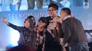 Pemeran film Surat Cinta untuk Starla berswafoto dengan para peserta Emtek Goes To Campus 2017 di Universitas Telkom, Bandung, Kamis (30/11). (Liputan6.com/Helmi Fithriansyah)