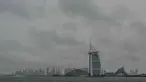 Awan tebal memenuhi langit di atas menara Burj Al-Arab di Dubai, Uni Emirat Arab, pada tanggal 2 Mei 2024. (Giuseppe CACACE/AFP)