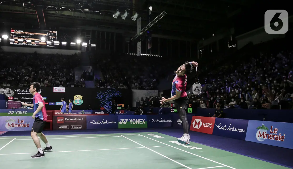 Ganda putra Indonesia, Mohammad Ahsan/Hendra Setiawan mengembalikan kok Liu Yu Chen/Ou Xuan Yi dari China saat tampil dalam Indonesia Open 2022 di Istora Senayan, Jakarta, Rabu (15/6/2022). Mohammad Ahsan/Hendra Setiawan kalah dengan dengan skor 17-21, 22-24. (Liputan6.com/Faizal Fanani)