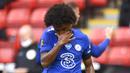 Pemain Chelsea, Willian, tampak kecewa usai ditaklukkan Sheffield United pada laga Premier League di Stadion Bramall Lane, Sabtu (11/7/2020). Chelsea kalah tiga gol tanpa balas. (Peter Powell/Pool via AP)