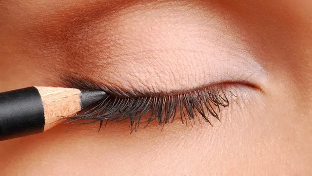 Ilustrasi Memakai Eyeliner