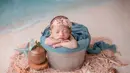 Mengambil tema pantai Baby Moana tertidur dengan pose menggemaskan di dalam sebuah ember. Heapiece dari manik-manik di atas kepalanya membuat Baby Moana terlihat cantik. (instagram/rittarrajagukguk)