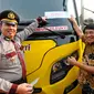 Pemerhati anak Seto Mulyadi (Kak Seto) bersama pihak kepolisian menempel stiker Mudik Ramah Anak, Disabilitas (MRAD) 2015 di terminal Kampung Rambutan, Jakarta, Jumat (10/7/2015).  (Liputan6.com/Yoppy Renato)