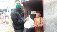 Perwakilan Bonek Hijrah menyerahkan sumbangan kepada warga Surabaya yang terdampak pandemi Covid-19. (Dok Persebaya)