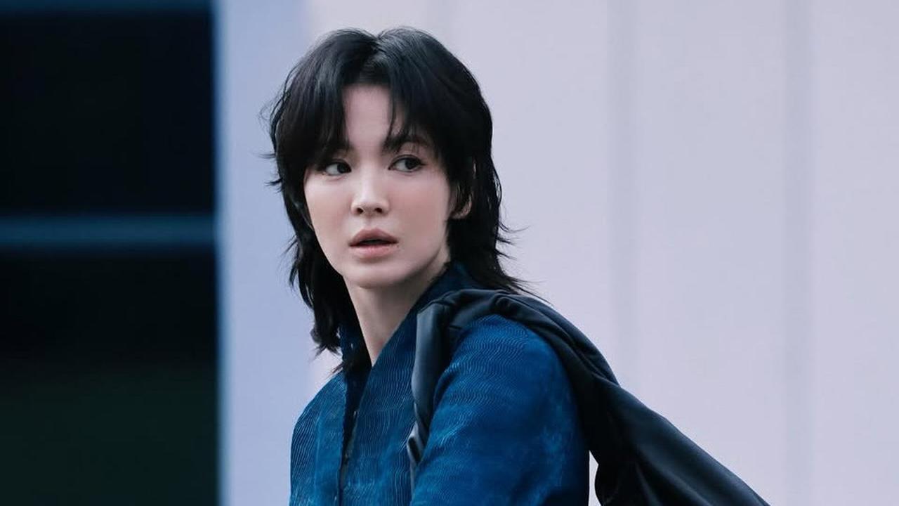 Tampil Garang nan Chic, Song Hye Kyo Kejutkan Penggemar dengan Gaya Wolf Cut dan Tenteng Tas Rp79,5 Juta