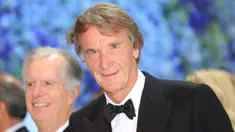 Sir Jim Ratcliffe menjadi nama terbaru sebagai orang yang berminat untuk membeli saham minoritas milik Manchester United. Sebelumnya, keluarga Glazer sebagai pemilik klub sedang mempertimbangkan untuk menjual saham minoritas milik Setan Merah pada Rabu (17/08/2022). (AFP/Valery Hache)