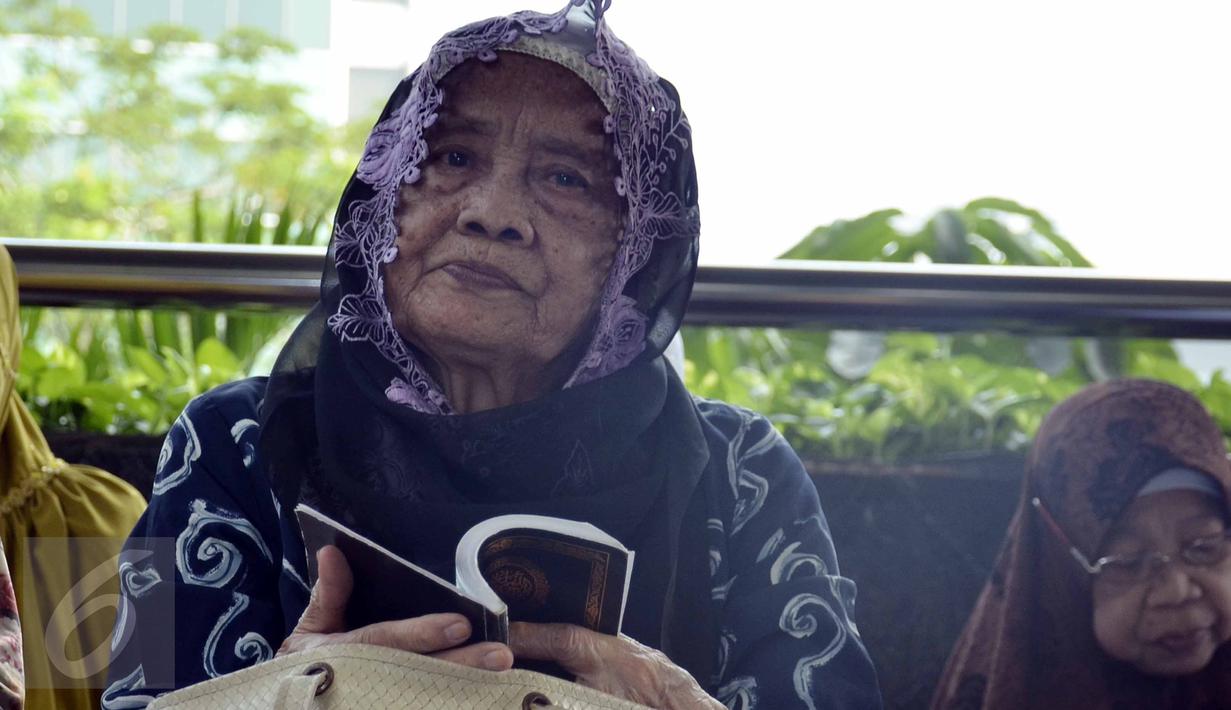 Seorang wanita ikut berdoa di depan gedung KPK, Jakarta, Rabu (17/6/2015). Mereka mendoakan Mantan Menteri Agama Suryadharma Ali agar mendapatkan penangguhan penahanan. (Liputan6.com/Helmi Afandi)