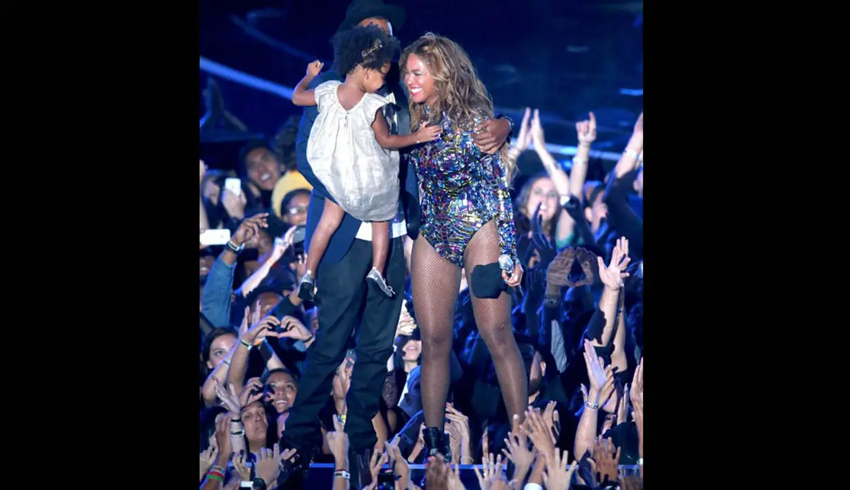 Beyonce, Jay-Z dan putri mereka, Ivy Blue saling berpelukan usai menerima penghargaan di ajang MTV VMA 2014, California, Minggu (24/8/14). Mark Davis/Getty Images/AFP)
