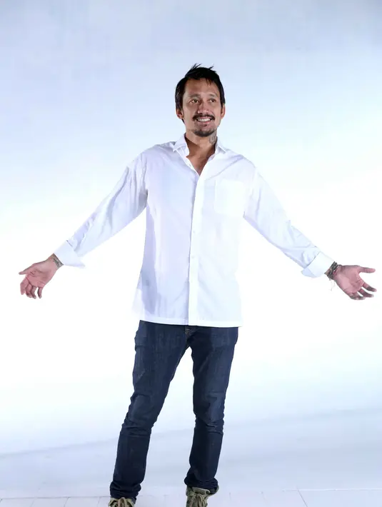 "Kita udah nggak jalan-jalan ke taman mini atau ke mana, tapi lebih suka browsing," paparnya. "Misalnya kita duduk sama-sama di tempat tidur, tapi sibuk dengan dunia masing-masing," tambahnya menjelaskan. (Nurwahyunan/Bintang.com)